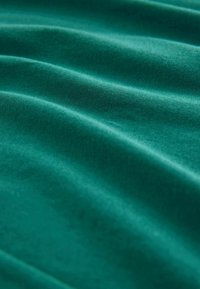 Türkises Gewebe mit einer weichen Textur, das Wellen und eine feine Webart aufweist, was ein glattes und gleichmäßiges Erscheinungsbild schafft.