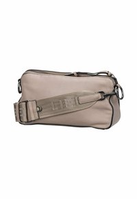 Sac bandoulière en cuir beige de forme rectangulaire, avec une sangle logo et des éléments en métal argenté, texture lisse et fermeture éclair.