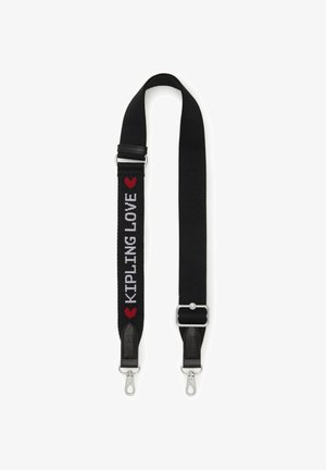 Musta säädettävä hihna, jossa lukee valkoisella ja punaisella "KIPLING LOVE" -teksti, korostettuna metalliosilla ja pehmeällä, kudotulla pintakuvioinnilla.