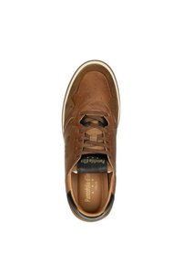 Bralni usnjeni športni copat z perforiranim zaščitnikom za prste, črnimi detajli in kremasto gumijasto podplatom. Ima vezalke in vtisnjen logotip na ježku.