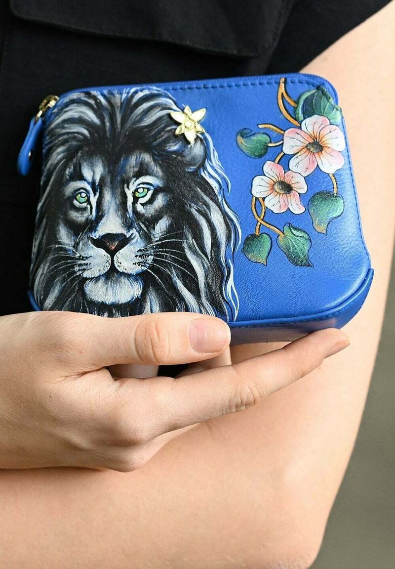 Blaues Portemonnaie mit einem Löwenkopf und floralen Akzenten in Pink und Grün. Aus Leder mit glatter Textur und goldenen Beschlägen gefertigt.
