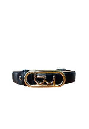 Cintura in pelle nera con fibbia ovale dorata che presenta un design stilizzato del logo "GG" intrecciato.