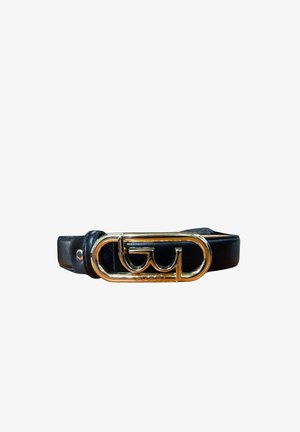 Cintura in pelle nera con fibbia ovale dorata che presenta un design stilizzato del logo "GG" intrecciato.