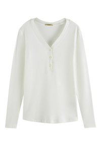 Witte geribbelde langemouwen shirt met V-hals en drie kleine knopen aan de voorkant, gemaakt van lichte stof.