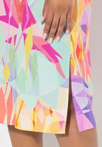 Ulla Popken FLAMINGO PRINT 3/4 SLEEVE BUTTON DOWN - Blousejurk - lavender