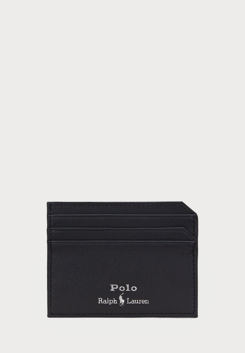 Czarny skórzany portfel na karty z czterema kieszeniami na karty, tłoczonym logiem "Polo Ralph Lauren" w kolorze srebrnym, prostokątny kształt, gładka tekstura.