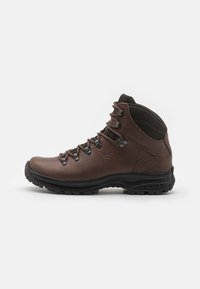 Brune lærstøvler til vandreture med en struktureret finish, sort gummisål og metaløjer til snørebånd, der har en mellemhøj design med polstret krave.