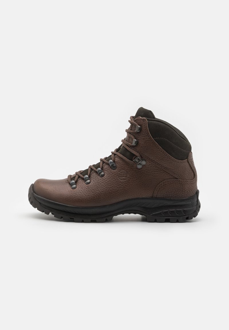 Botas de caminhada em pele castanha com um acabamento texturizado, sola de borracha preta e ilhós de metal para os atacadores, apresentando um design de cano médio com colarinho acolchoado.