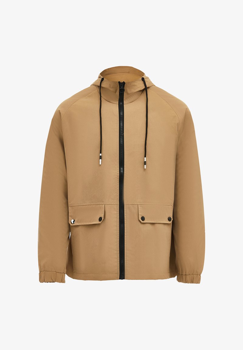 Giacca leggera color tan con cappuccio, dotata di zip nera, due tasche frontali e polsini elastici per una vestibilità aderente. Texture liscia e design minimalista.