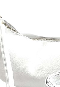 Witte leren handtas met een gestructureerd oppervlak, gebogen vorm, goudkleurige ritsdetails en een afgeronde schouderband. Minimalistisch ontwerp met strakke lijnen.