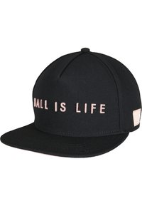 Sort kasket med en struktureret design, der har den broderede sætning "BALL IS LIFE" i lys pink på fronten. Flad skygge og tekstureret stof.