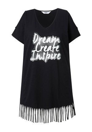 Czarny t-shirt z dekoltem w kształcie litery V i krótkimi rękawami, z białym graficznym napisem oraz czarnymi frędzlami na dolnym końcu dla dodatkowego efektu.