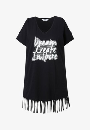 Schwarzes V-Ausschnitt-T-Shirt mit kurzen Ärmeln, das ein weißes grafisches Textdesign und schwarze Fransen am Saum für zusätzlichen Detailreichtum aufweist.