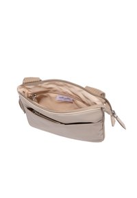 Borsa a tracolla beige con una texture liscia, chiusura con zip e numerosi scomparti, inclusa una piccola tasca anteriore e un morbido rivestimento interno.