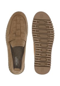 Mocasines de ante marrón claro con un diseño trenzado en la parte superior, que cuentan con una suela de goma con patrones texturizados y detalle de logo. Talla 43.