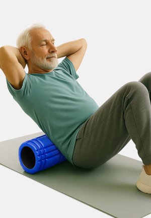 Blauer Schaumstoffroller auf einer grauen Yogamatte, der eine Person in einer liegenden Position unterstützt. Die Person trägt ein grünes Shirt und graue Hose.