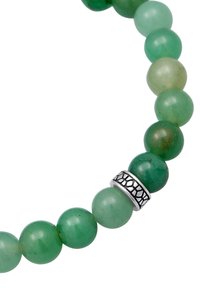 Bracelet en pierres précieuses vertes avec des perles lisses de différentes nuances de vert, entrecoupées d'une perle d'accent en argent texturé.