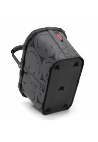 Mochila de tela negra con un diseño cónico, que cuenta con una superficie texturizada y patrones sutiles en gris. Asas reforzadas y herrajes desmontables.