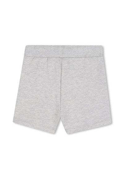 Shorts en coton gris avec une texture douce, taille élastique et design simple. Présentent des bords nets sans logos ni motifs visibles.