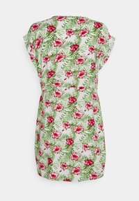 Vestido floral com um fundo branco, flores cor-de-rosa e folhas verdes, mangas curtas e cintura ajustada para modelar.