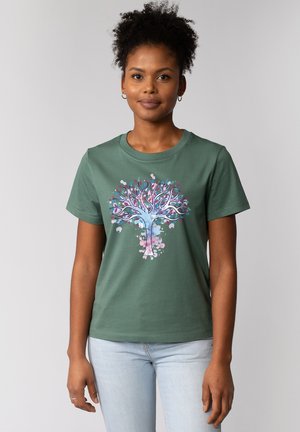 Groene katoenen t-shirt met een kleurrijk boomontwerp met roze en blauwe accenten. Korte mouwen en ronde hals, casual pasvorm.