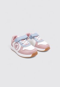 Zapatillas deportivas rosas y blancas con una correa azul, suela de goma y un logo decorativo. Punta redondeada y características de diseño texturizado.