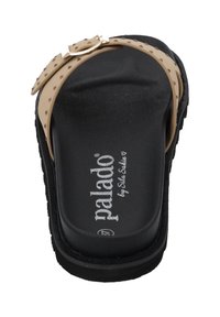 Infradito beige con un cinturino testurizzato, dettagli in metallo e una fibbia dorata. Suola nera imbottita con il marchio visibile. Design semplice, open-toe.