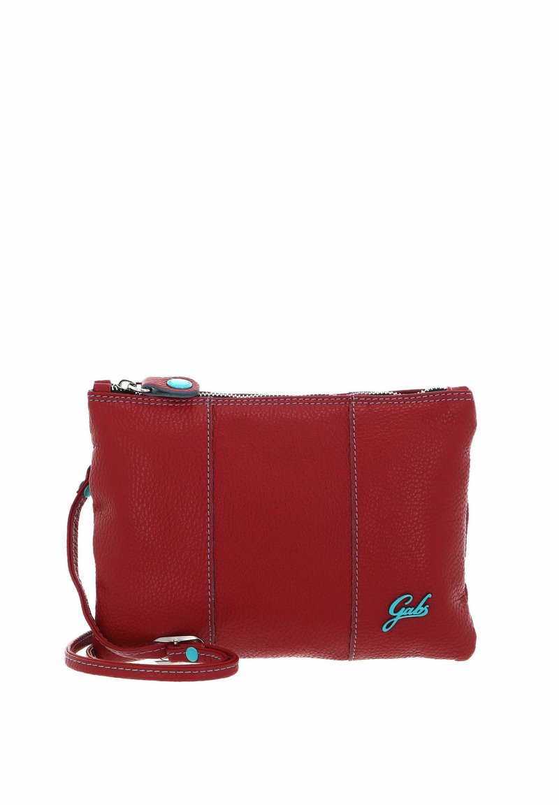Pochette bracelet en cuir rouge avec coutures bleues, fermeture éclair, et un logo "Gabs" bleu dans le coin inférieur droit.