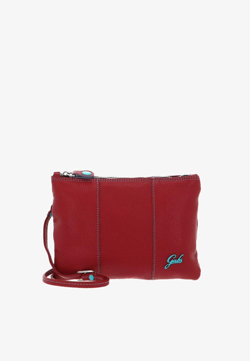 Pochette bracelet en cuir rouge avec coutures bleues, fermeture éclair, et un logo "Gabs" bleu dans le coin inférieur droit.
