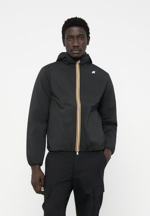 Svart lett jakke med hette, med frontglidelås med oransje, gul og hvit stripe, og en liten logo på brystet.