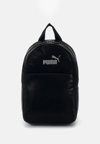 Zaino imbottito nero con forma arrotondata, dotato di una tasca frontale con zip, di una maniglia superiore e del logo Puma in argento sulla parte anteriore.