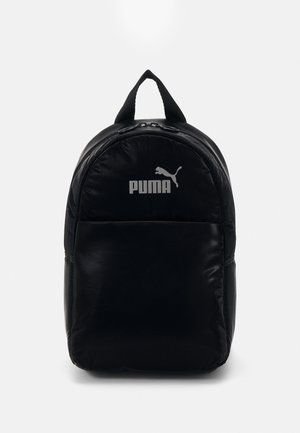 Zaino imbottito nero con forma arrotondata, dotato di una tasca frontale con zip, di una maniglia superiore e del logo Puma in argento sulla parte anteriore.