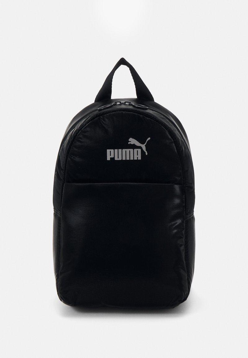 Zaino imbottito nero con forma arrotondata, dotato di una tasca frontale con zip, di una maniglia superiore e del logo Puma in argento sulla parte anteriore.