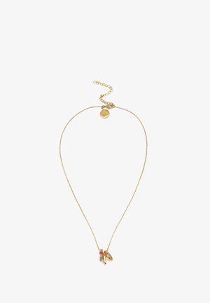 Goudkleurige ketting met een delicate schakel, met drie bedels: twee ringen en een edelsteenaccent in rood en groen. Verstelbare lengte.