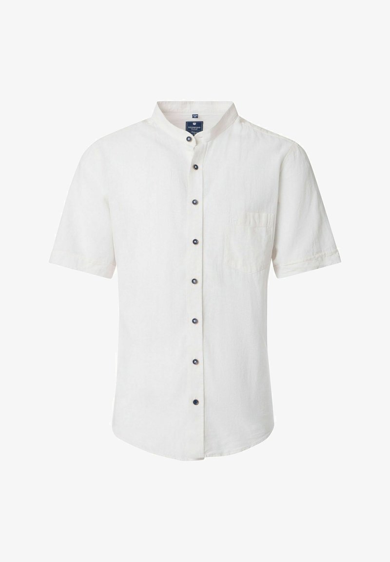 Biała koszula z krótkim rękawem uszyta z lnu, z kołnierzykiem stójkowym, z przodu zapięciem na guziki w ciemnym kolorze oraz jedną kieszenią na piersi.