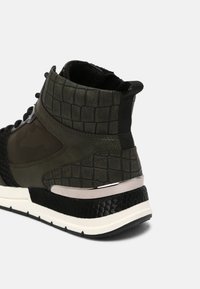 Sneaker alta in pelle verde scuro con motivo croc testurizzato, dettagli neri e finiture argentate su una suola bianca.