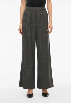 Svilnate hlače širokega kroja v temno sivi barvi z karo vzorcem in oranžnimi akcenti. Imajo naborke in visok pas, narejene so iz strukturirane tkanine.