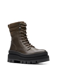 Botas de cuero marrón hasta el tobillo con suela de plataforma elevada, parte delantera con cordones y cuello acolchado. Acabado de cuero texturizado en la parte superior.