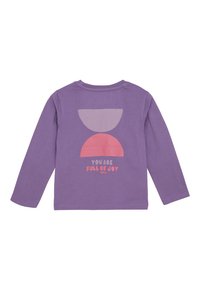 Lila Langarmshirt mit zwei Halbbogenformen und dem Aufdruck "Du bist voller Freude" auf der Rückseite.