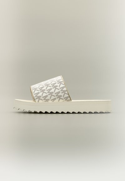 Sandale mule à plateforme blanche avec une large lanière grise à motifs et une semelle striée sur fond neutre.