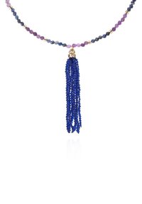 Collier de perles avec des pierres précieuses violettes et bleues, surmonté d'un capuchon plaqué en or, orné d'un long gland en cristal bleu.