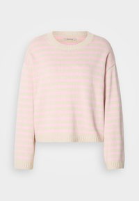 Μπεζ πουλόβερ με ανοιχτό ροζ οριζόντιες ρίγες, με στρογγυλή λαιμόκοψη, ριμπ μανσέτες και σχέδιο με κομμένη μέση.