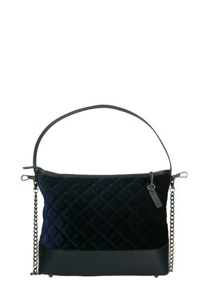 Gequilted marineblauwe fluwelen handtas met een gladde zwarte leren basis. Voorzien van een afneembare kettinghengsel en een strakke ritssluiting.