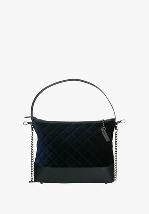 Gequilted marineblauwe fluwelen handtas met een gladde zwarte leren basis. Voorzien van een afneembare kettinghengsel en een strakke ritssluiting.