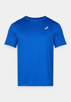 Camiseta de color azul de manga corta, hecha de tela ligera. Presenta un cuello redondo y un pequeño logo blanco en el pecho. Textura suave.
