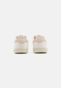 Sneaker bianche e rosa con finitura in pelle liscia, punta rotonda e suola in gomma testurizzata. Presenta il logo Fila sul tallone.