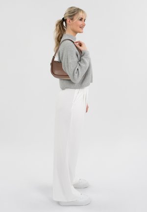 Maglione grigio a maglia, pantaloni bianchi a gamba larga e sneakers bianche. Borsa a tracolla marrone con forma curvata. Texture liscia e design minimalista.