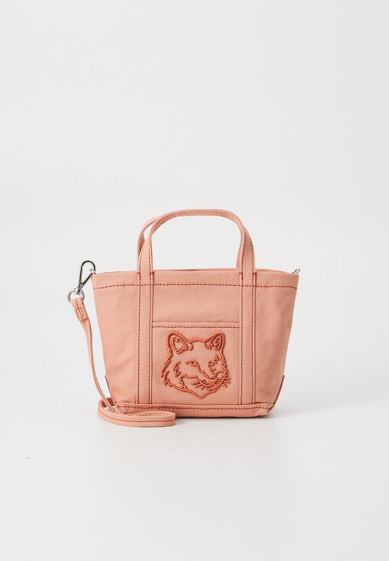 Bolso de tela rosa con asas cortas y una correa desmontable. Presenta una cabeza de zorro bordada en la parte delantera y una forma estructurada.