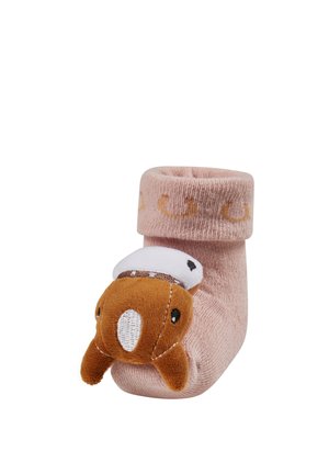 Rosa Babysocke mit umgeschlagenem Bündchen und angenähtem braun-weißem Plüschhundgesicht an der Spitze.