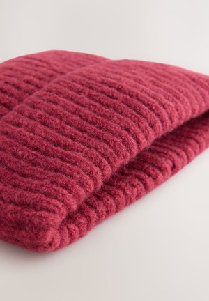 Wełniana czapka dziana w głębokim różu, z prążkowaną fakturą i złożonym designem. Miękkie wykończenie i ciepły wygląd.